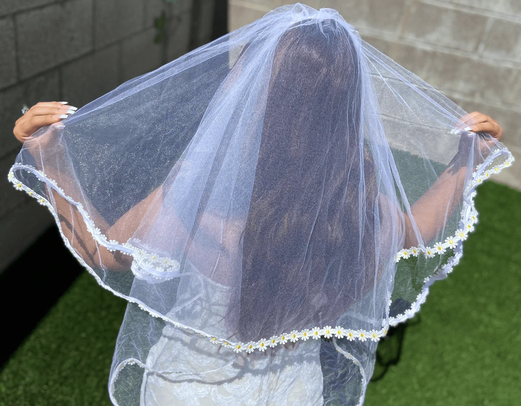 Daisy Trim 90's Bachelorette Party Veil
